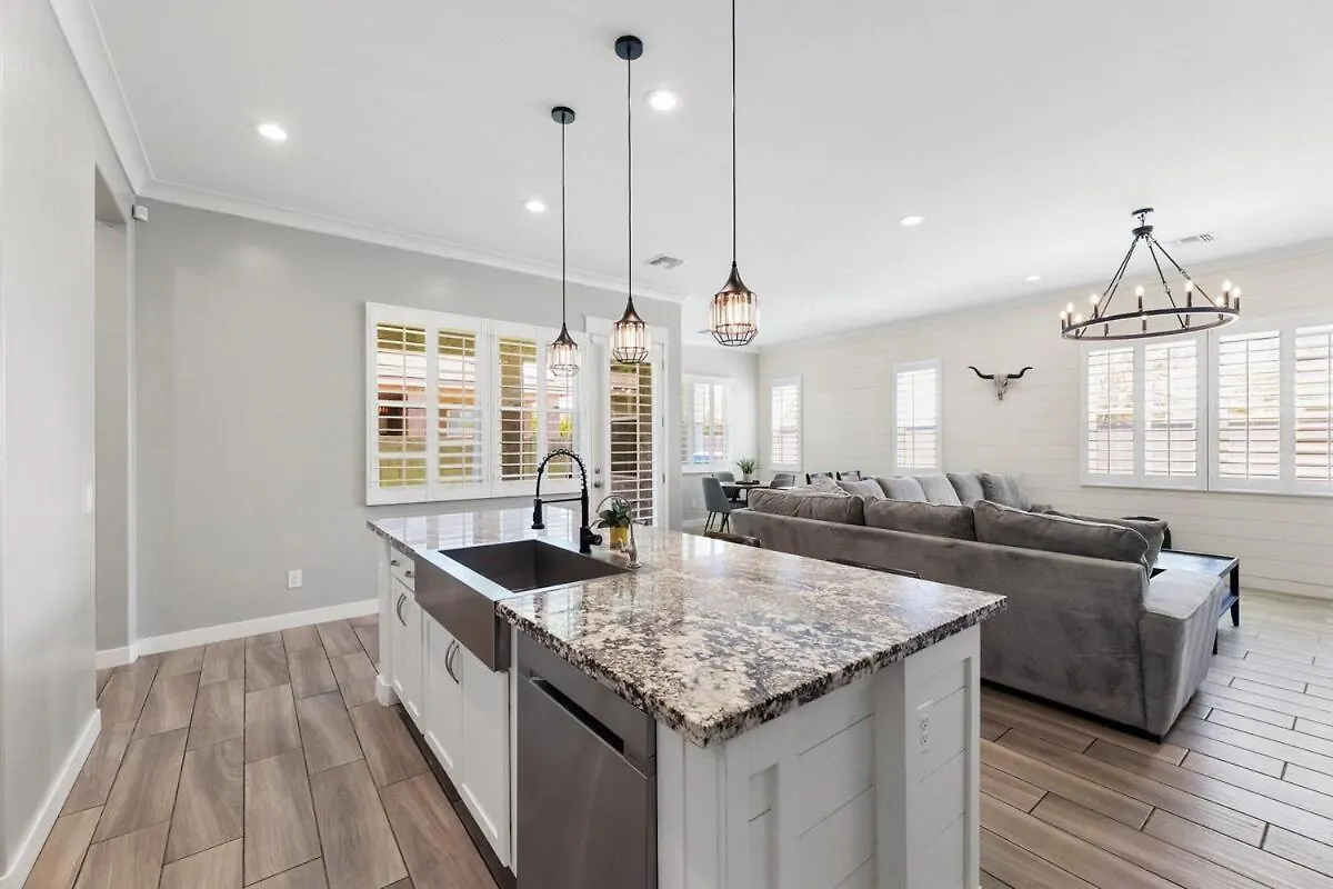 Goodyear Getaway W Hot Tub And 6 Min From Ball Park!